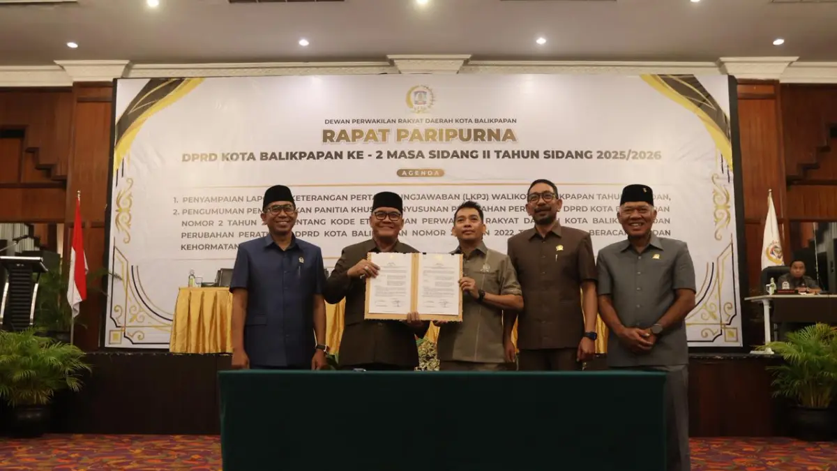KOMPAK: Ketua DPRD Alwi Al Qadri (tengah) bersama Wawali Balikpapan Bagus Susetyo (kiri kedua) dan unsur pimpinan DPRD lainnya foto bersama seusai Rapat Paripurna di Gran Senyiur Hotel.