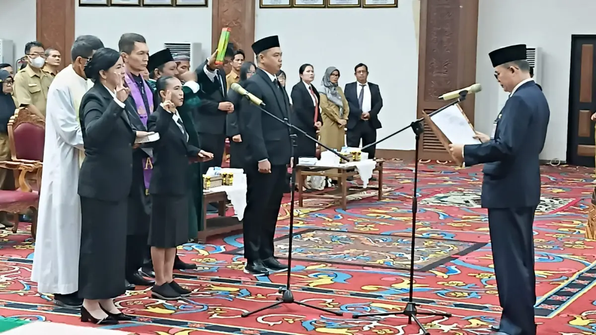 NAKHODA BARU: Pj Sekda Kubar Kamius Junaidi melantik kepala sekolah jenjang PAUD/TK, SD, dan SMP di Balai Agung Aji Tulur Jejangkat, Senin (6/4).