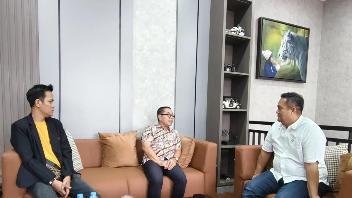 Penulis (tengah) saat diskusi dengan Anderiy Syachrum (kanan) dan Arief Rachman Hakim.