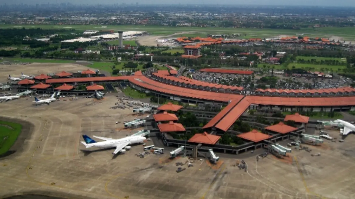 Puluhan pesawat gagal mendarat di Bandara Soekarno Hatta karena kondisi cuaca yang buruk. (Foto ist)