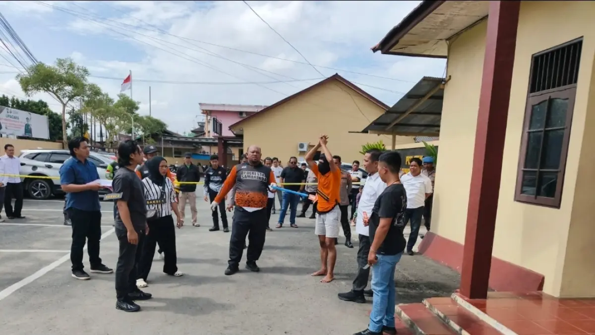 REKA ULANG: Di pelataran Polsek Samarinda Seberang, kasus pembunuhan beberapa bulan lalu dilakukan rekonstruksi, Senin (6/4). 
