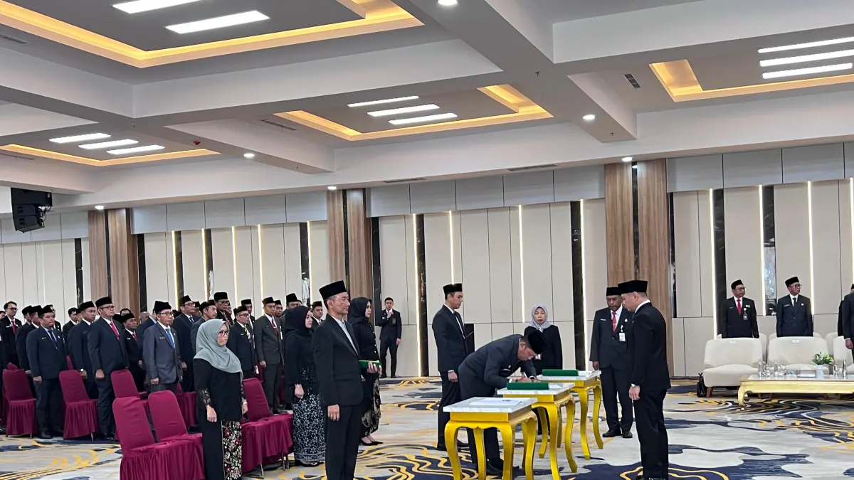 RESMI: Bupati Paser dr Fahmi Fadli melantik tiga pejabat eselon II di Pendopo Lou Bepekat, Senin (6/4/). (Najib/KP)