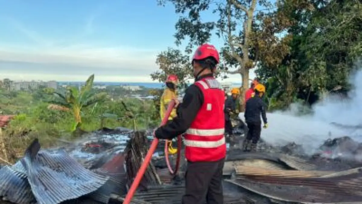 TERBAKAR: Petugas gabungan melakukan pemadaman rumah yang seluruhnya berbahan kayu di kawasan Sepinggan Raya.