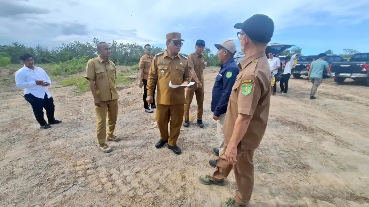 Tim Kementerian Pekerjaan Umum bersama Pemerintah Kutai Timur meninjau lokasi lahan yang disiapkan untuk pembangunan Sekolah Rakyat di Jalan Simono, Teluk Lingga, Sangatta Utara, Senin (6/4/2026). (Jufriadi/KP)