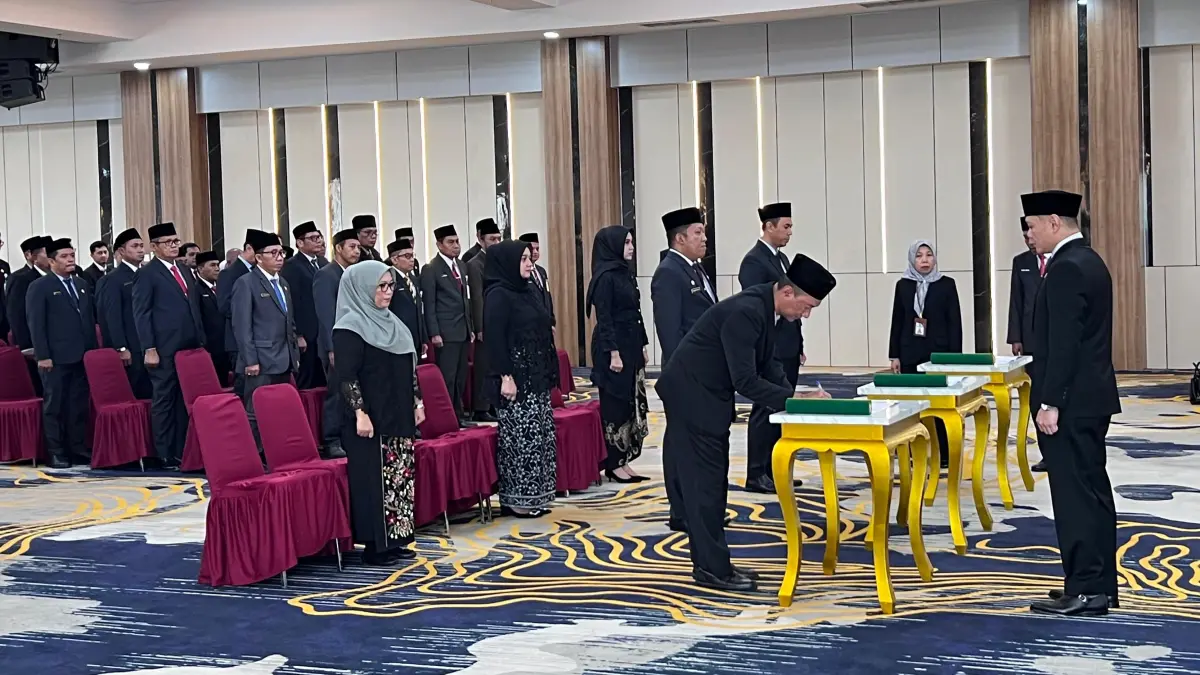 TRANSFORMASI: Asisten Administrasi Umum Pamardi Bayuaji saat dilantik Bupati Paser Fahmi Fadli. 