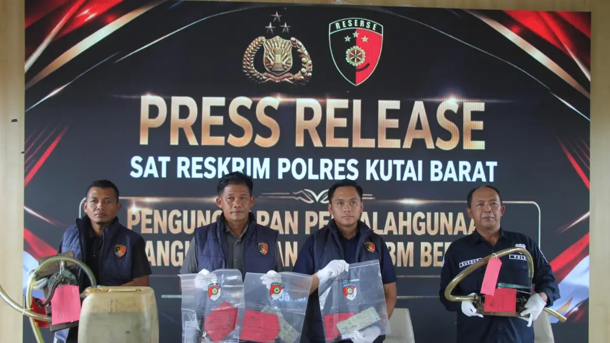 TEGAS: Kasat Reskrim Polres Kutai Barat, AKP Khairul Umam, saat memimpin konferensi pers pengungkapan kasus penyalahgunaan BBM bersubsidi di Gedung SPKT Polres Kubar, Selasa (7/4/2026). Sebanyak 1.330 liter Pertalite dan sejumlah kendaraan diamankan sebagai barang bukti. 