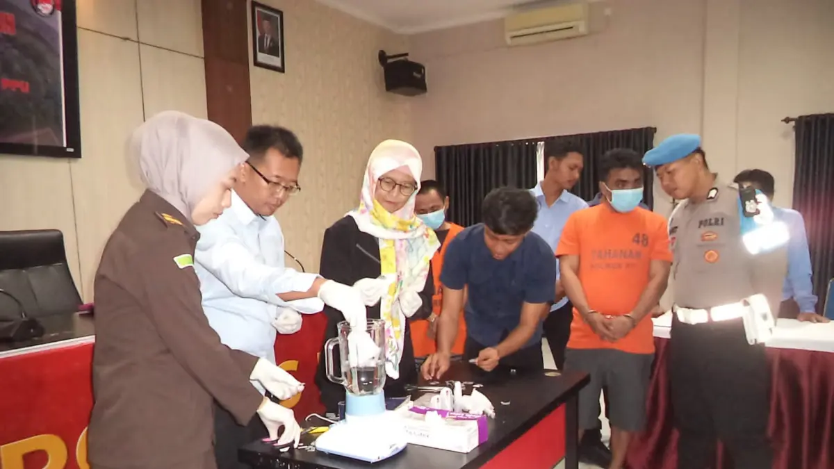PEMUTUS RANTAI NARKOBA: Sebanyak 42 paket sabu dengan nilai estimasi mencapai Rp24 juta dimusnahkan oleh jajaran Polres PPU. Barang bukti ini diamankan dari dua tersangka di wilayah Kecamatan Sepaku yang diduga mendapatkan pasokan kristal putih tersebut dari jaringan asal Samarinda. (AHMAD MAKI/KP)