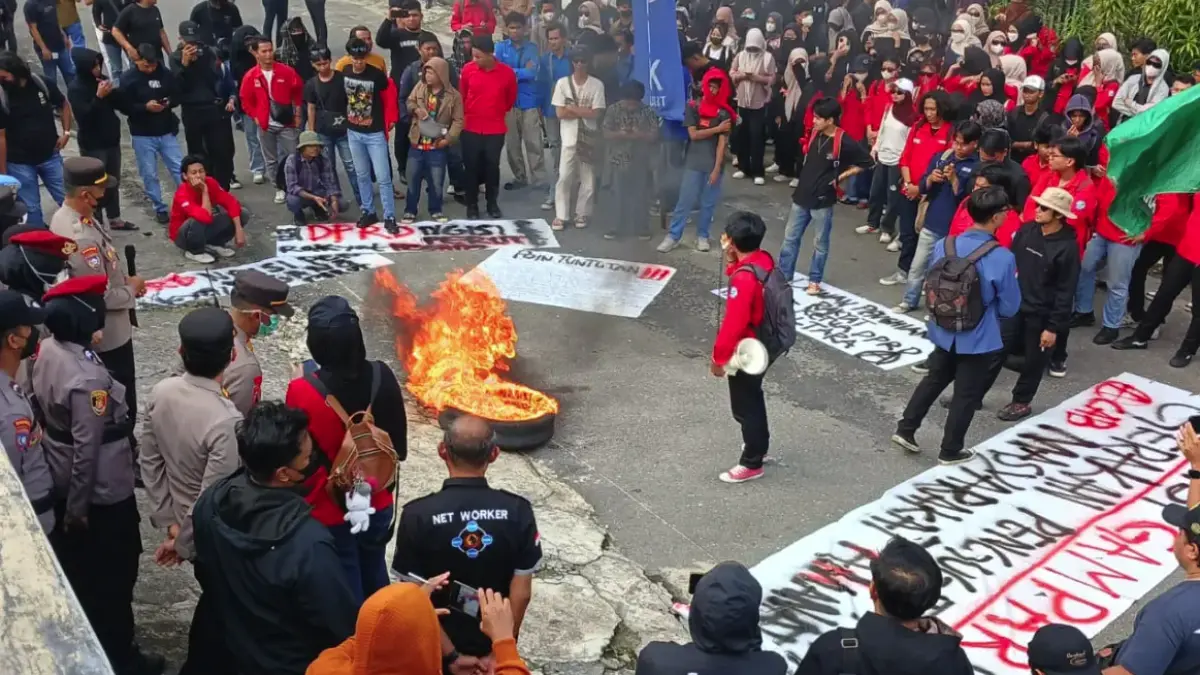 Aksi mahasiswa saat mengepung gedung DPRD Tarakan, Kaltara. Mereka menuntut 6 tuntutan, di antaranya, pembatalan mamin legislator. (Foto: Radar Tarakan