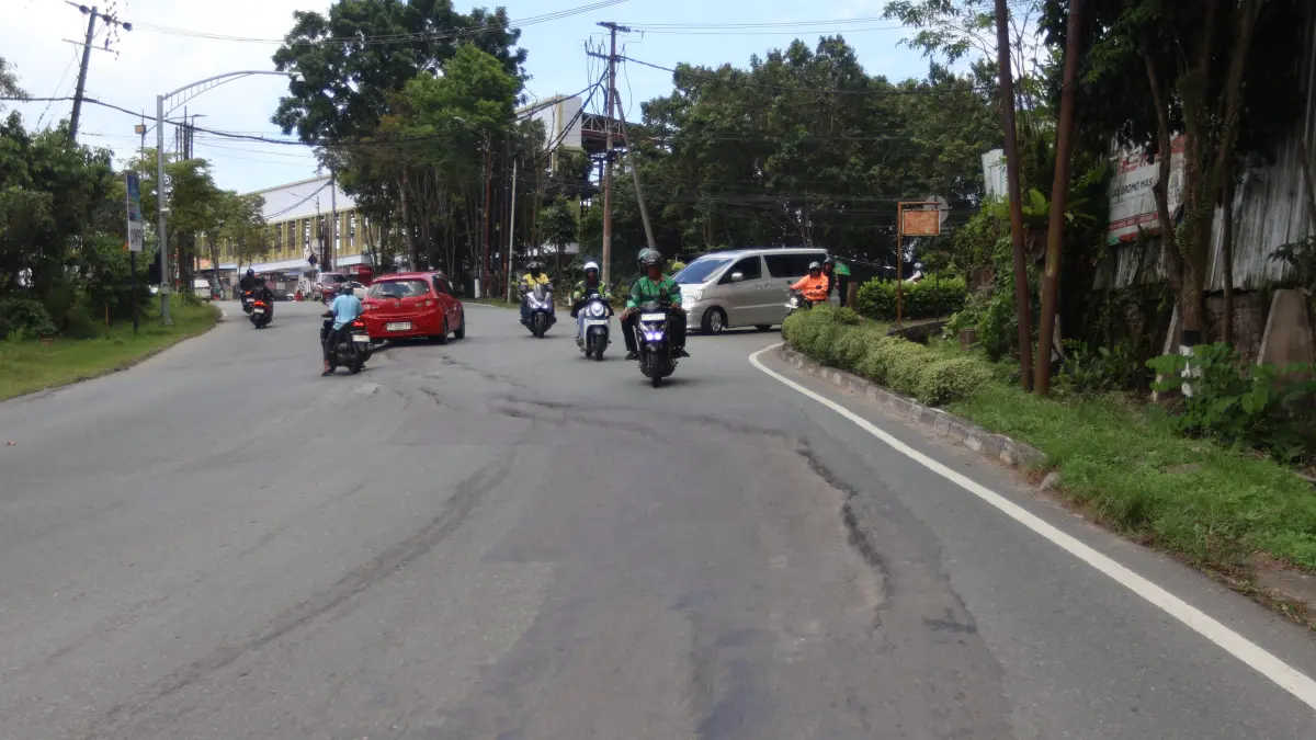 BERBAHAYA: Kondisi terkini Jalan Syarifuddin Yoes Balikpapan yang mengalami amblas dan bergelombang di depan Pengadilan Agama atau simpang BJBJ, Selasa (7/4).