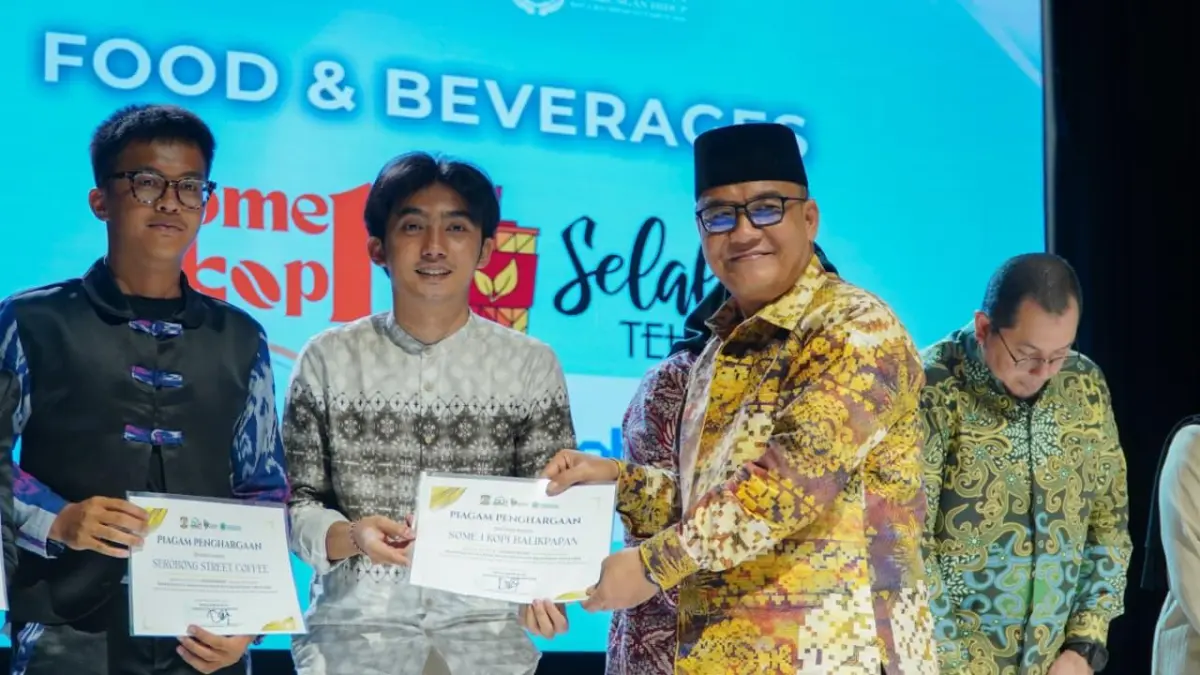 BOLEH BANGGA: Wakil Wali Kota Balikpapan Bagus Susetyo, menyerahkan penghargaan kepada para pemenang Duta Lingkungan Hidup 2026

&nbsp;