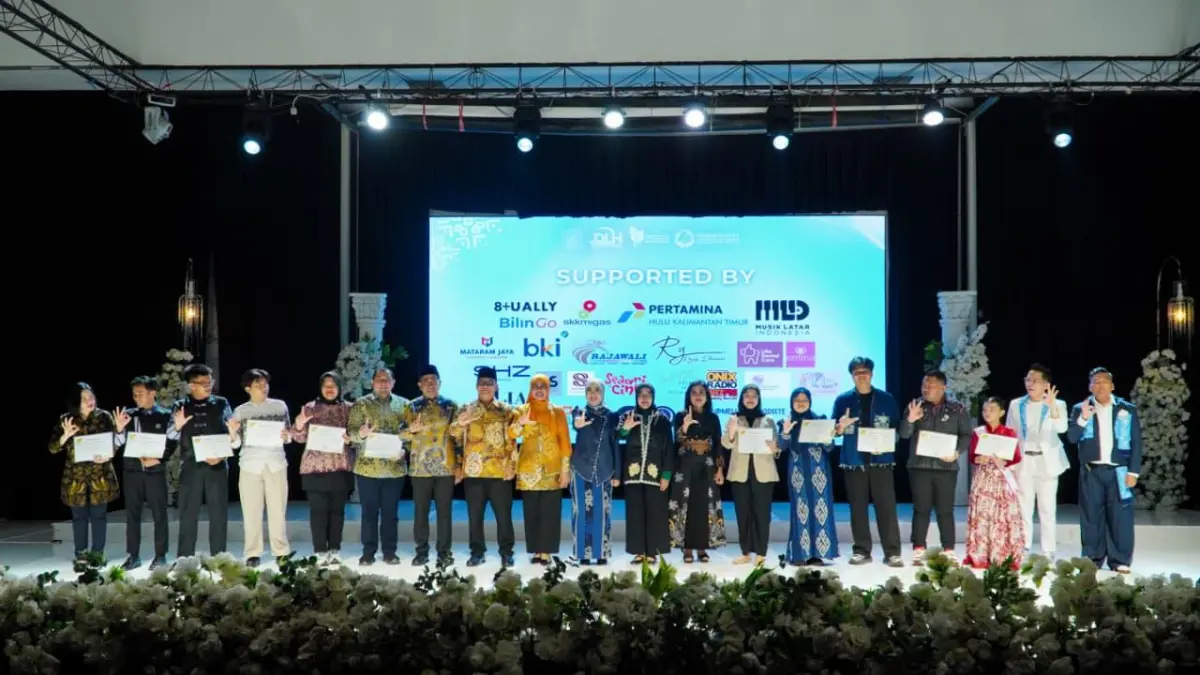 CINTA BUMI: Seluruh pemenang dan finalis Pemilihan Duta Lingkungan Hidup 2026 Kota Balikpapan berfoto bersama Wakil Wali Kota Balikpapan Bagus Susetyo saat malam grand final.