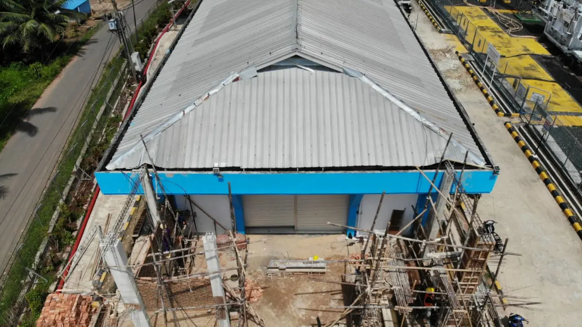 DIKEBUT: Pekerjaan sipil pembangunan fasilitas pendukung Extension Trafo Bay di Gardu Induk 150 kV Satui terus berjalan pasca-Idulfitri. Menunjukkan komitmen PLN mempercepat penyelesaian proyek strategis kelistrikan.