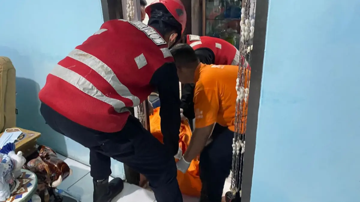 EVAKUASI: Petugas mengevakuasi jasad yang ditemukan dalam rumah.
