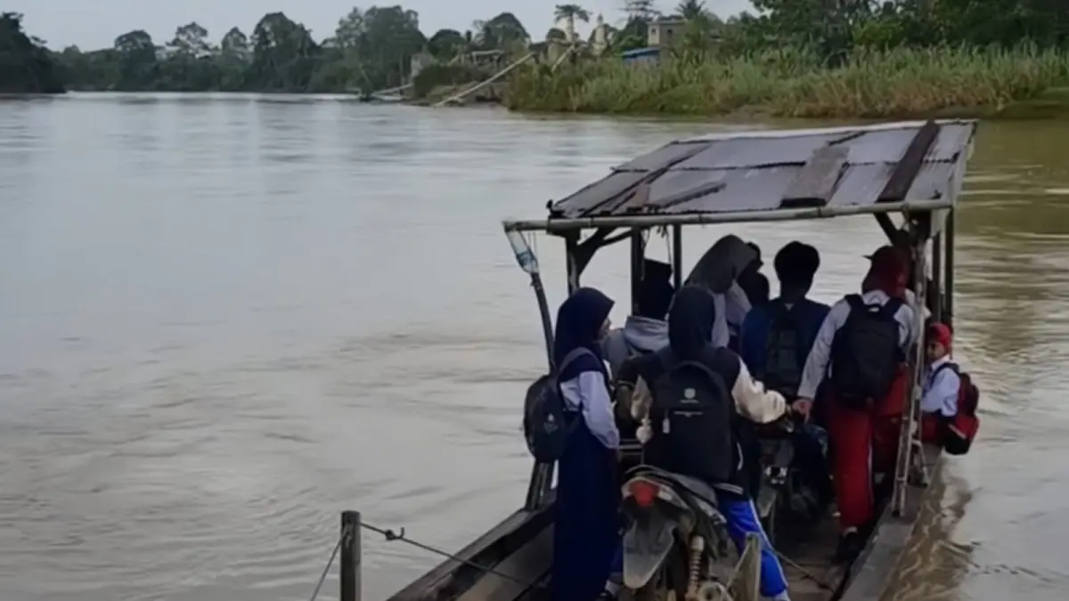 INFRASTRUKTUR: Sejumlah anak sekolah di Desa Longjak, Kecamatan Busang, Kutai Timur, menyeberangi sungai menggunakan perahu untuk menuju sekolah karena belum adanya jembatan penghubung. (Tangkapan layar video Instagram @emakfarida77)