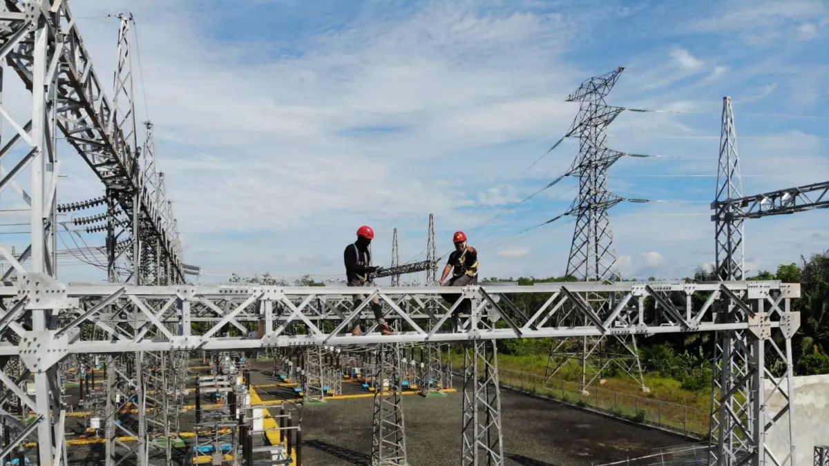 KEJAR TARGET: Pekerjaan pemasangan dan penguatan struktur di area Gardu Induk 150 kV Satui sebagai bagian dari proyek penambahan kapasitas trafo 30 MVA guna meningkatkan keandalan sistem kelistrikan di Kalimantan Selatan.