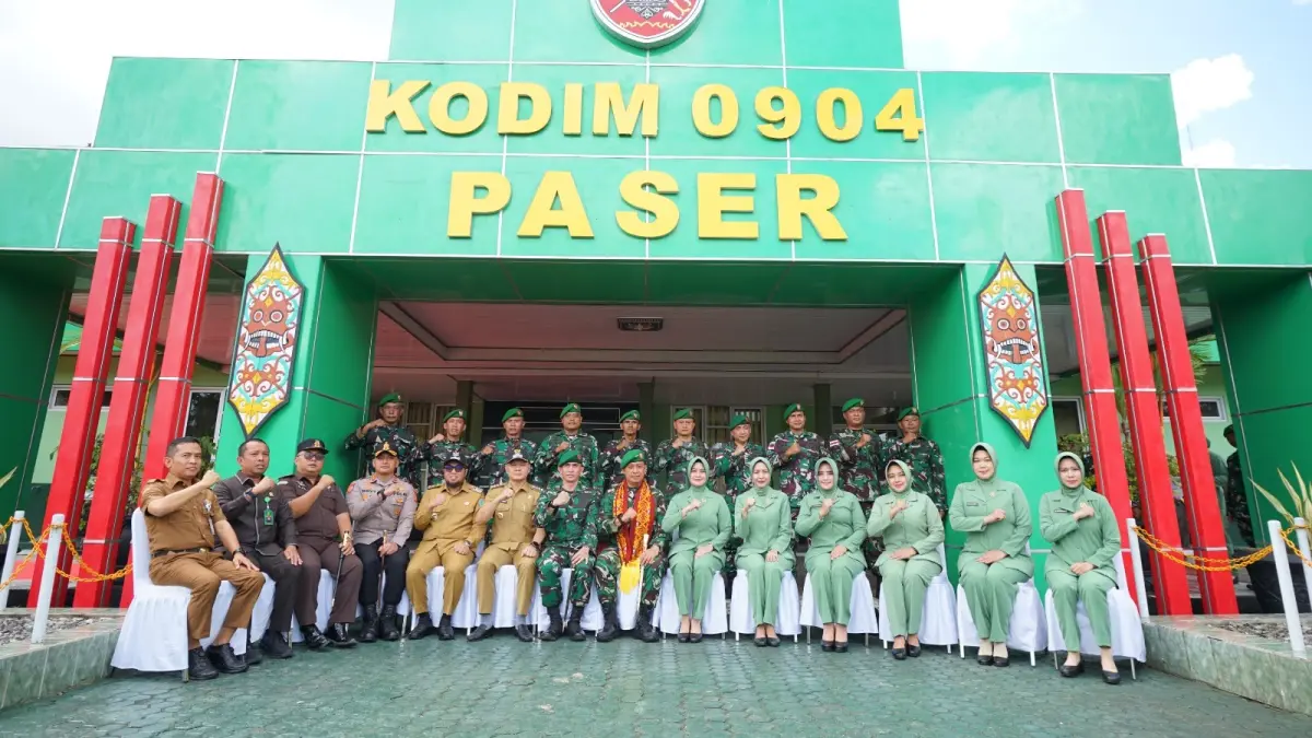 KUNJUNGAN: Pangdam VI/Mulawarman Mayjen TNI Krido Pramono saat berkunjung ke Kodim 0904/Psr, Selasa (7/4). (NAJIB/KP)