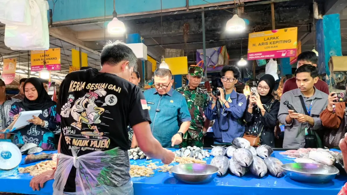 LONJAKAN HARGA: Harga ikan laut mengalami kenaikan akibat terbatasnya pasokan dari luar daerah. HAFIZ/KP