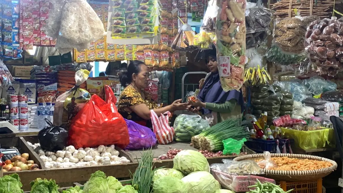 Pedagang pasar tradisional tengah mengemas barang belanjaan menggunakan kantong plastik di tengah isu harga plastik naik. (DIPA/RADAR TARAKAN)