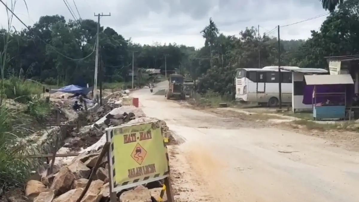 PEKERJAAN: Pekerjaan pemasangan baru dengan mortar pada kegiatan pembangunan dranaise di kawasan Jengan Danum, Damai. (SUNARDI/KP)