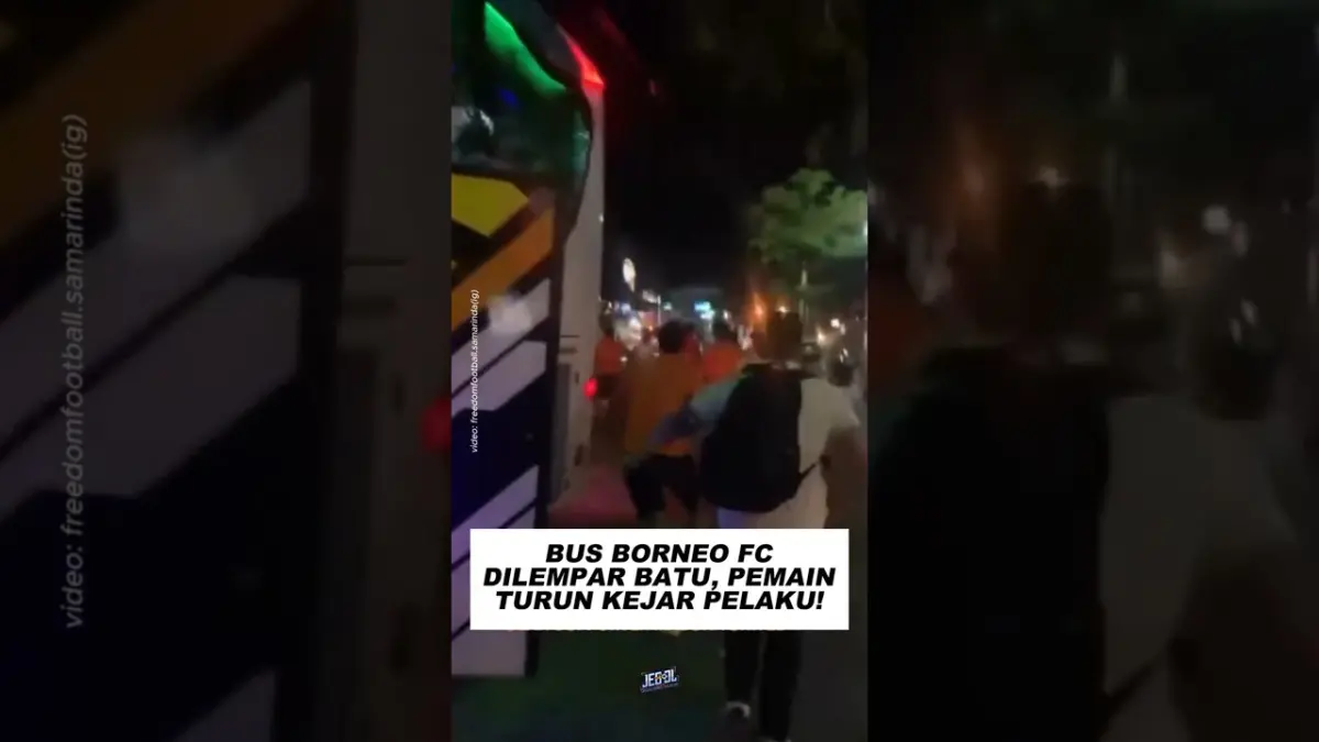 Pemain Borneo FC turun dari bus, mengejar pelaku pelemparan. (TANGKAPAN LAYAR)