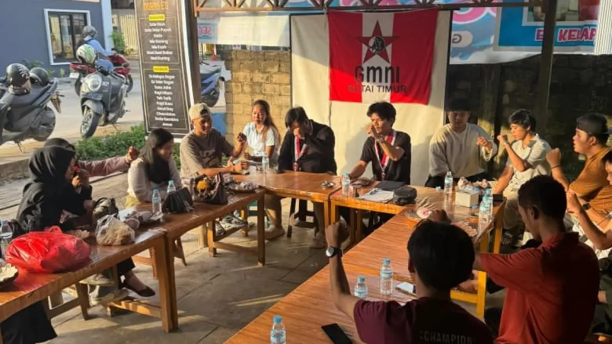 PERTERMUAN: Dua kubu GMNI Kutai Timur saat proses rekonsiliasi yang mengakhiri dualisme kepemimpinan menjelang pelaksanaan KONFERCAB ke-IX.