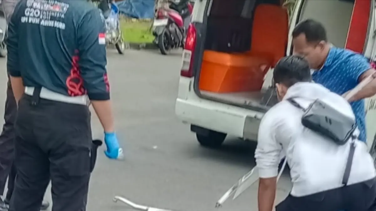 Petugas Satlantas Polres Kutai Barat mengevakuasi korban kecelakaan tunggal di kawasan AURI, Sendawar, Selasa (7/4/2026).