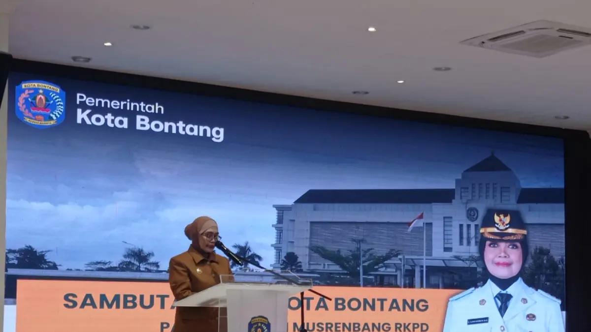 SAMPAIKAN KEBIJAKAN:&nbsp;Wali Kota Bontang Neni Moerniaeni menyebut ada beberapa program tahun ini yang dibintangi akibat kekurangan anggaran. (ADIEL KUNDHARA/KP)