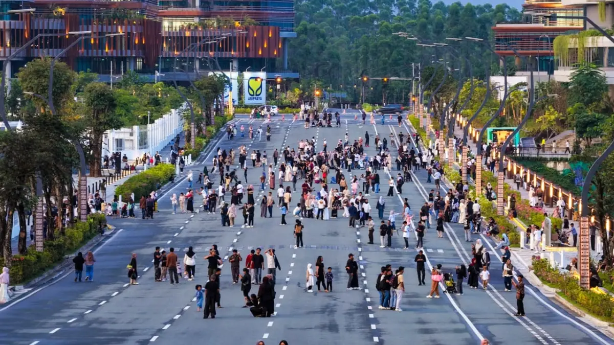 Suasana liburan masyarakat yang tampak memenuhi kawasan jalan di IKN.(oikn/kp)