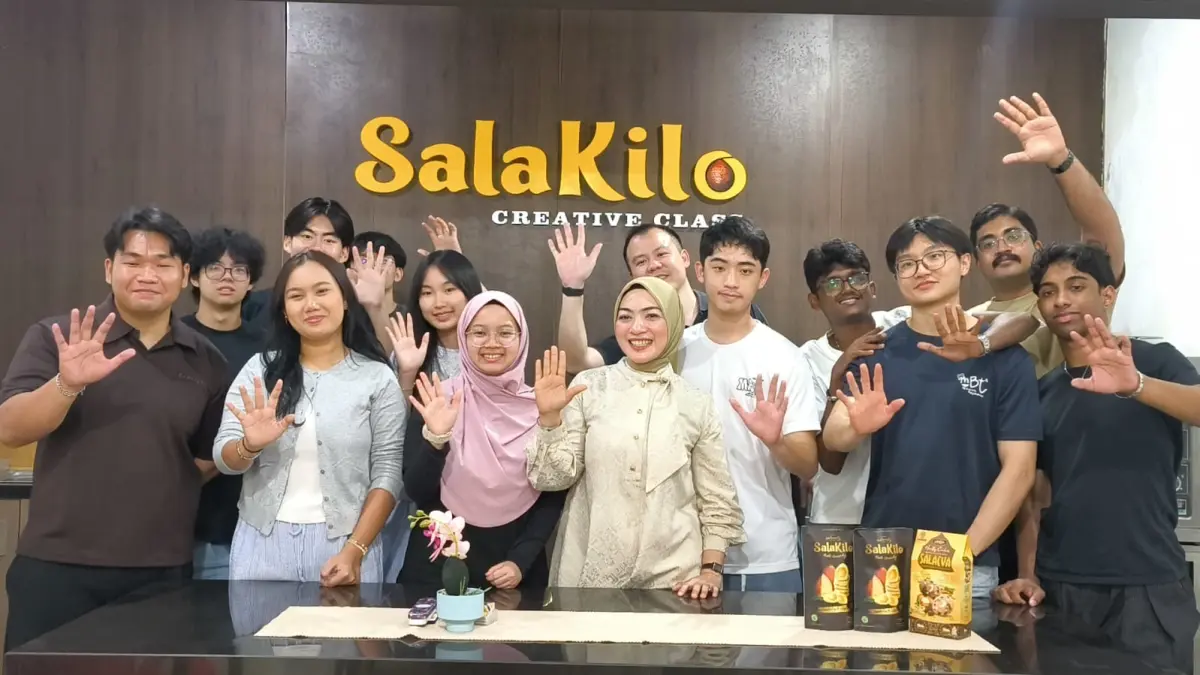 Temasek Polytechnic Singapore disambut hangat Owner dan Founder Cake SalaKilo Riswah Yuni (depan&nbsp; empat kiri). (LUPUS/KP)