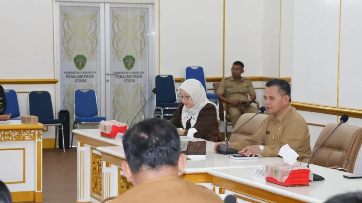 Tohar, Sekda PPU, bersama Ayu Shintya dari BPK Kaltim saat memaparkan tahapan pemeriksaan terinci LKPD 2025 di Kantor Bupati PPU.