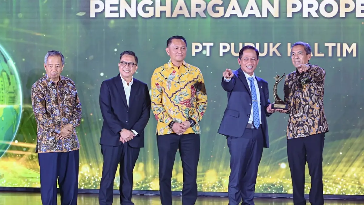 APRESIASI: Menteri Lingkungan Hidup, Hanif Faisol Nurofiq menyerahkan penghargaan kepada Direktur Utama Pupuk Kaltim, Gusrizal dalam acara penganugerahan di Sasono Langen Budoyo, Taman Mini Indonesia Indah, Jakarta, Selasa (7/4/2026). IST/KP