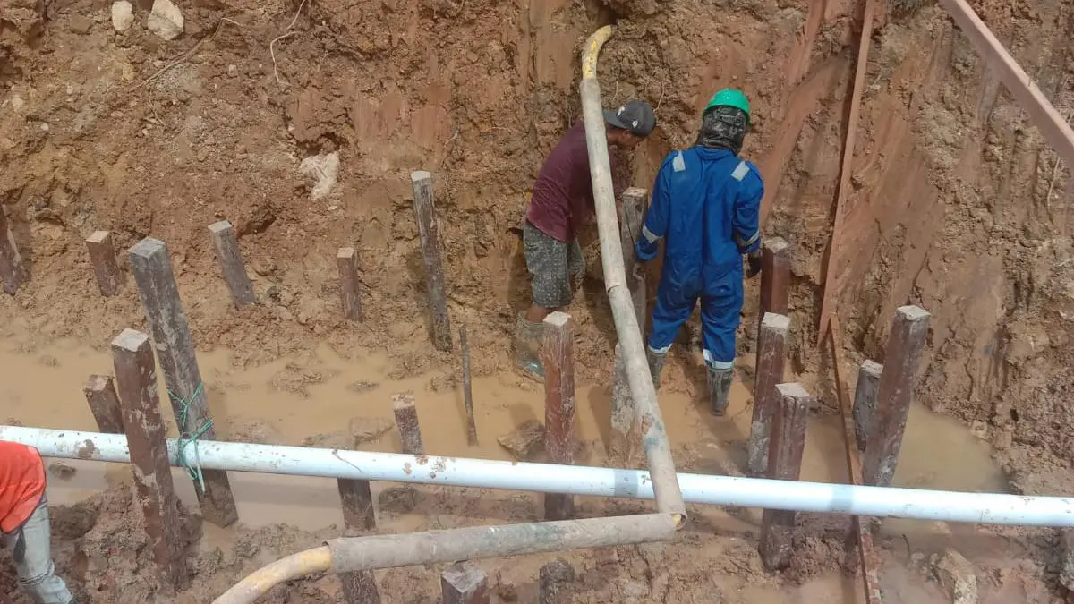 BENGKOK: Pipa jargas di Perum Pesona Bukit Sintuk Bontang mengalami kerusakan akibat penggalian proyek saluran drainase. (ADIEL KUNDHARA/KP)