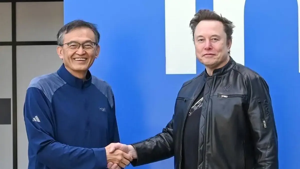 CEO Intel Lip-Bu Tan bersalaman dengan Elon Musk. (Foto: Intel/X)
