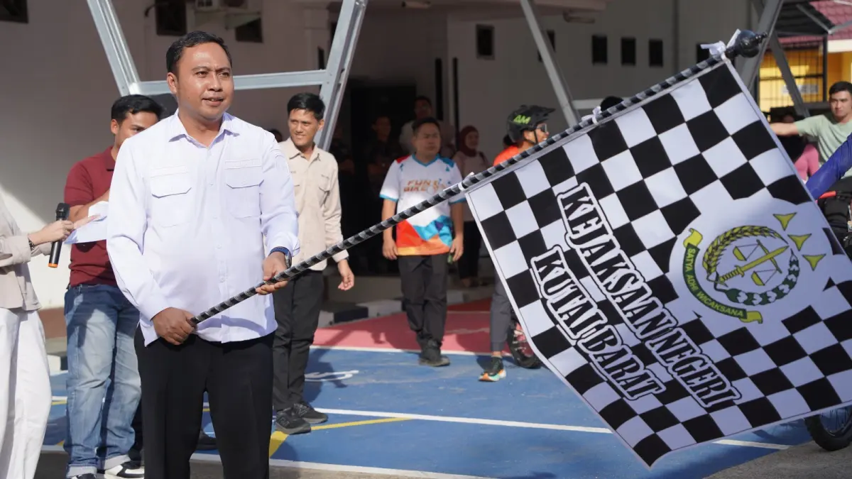 Frederick Edwin melepas Gowes Bareng Adhyaksa 2026, Rabu (8/4) sore. (FOTO SUNARDI/KP)