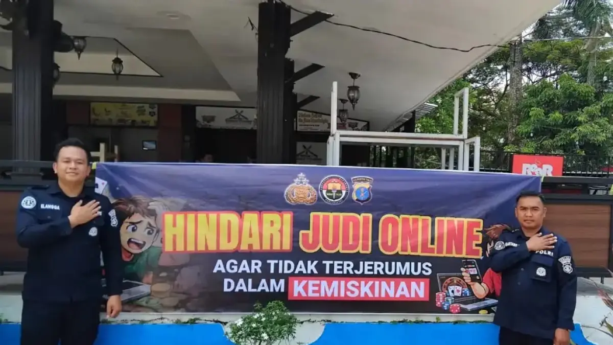 IMBAUAN: Spanduk imbauan kamtibmas dipasang personel Humas Polda Kaltim, di antaranya menghindari judi online.