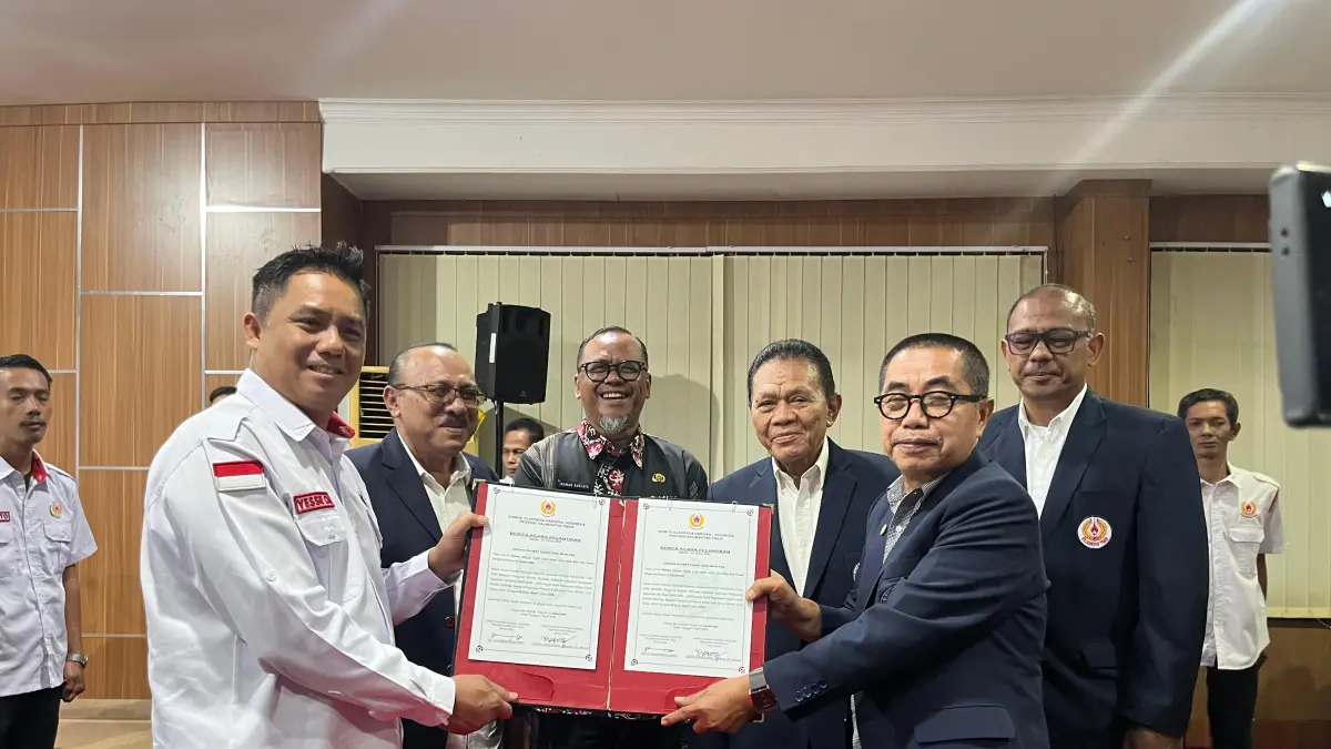 Ketua KONI Mahakam Ulu periode 2026–2030, Yessi Christianto (kiri), setelah dilantik bersama jajaran pengurus di Ruang Rapat KONI Kaltim, Samarinda, Selasa (7/4) malam. (NASYA/KP)