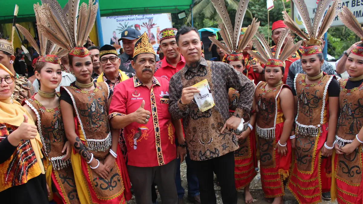 PENYAMBUTAN: Sanggar Tari Balai Tingang turut mengisi acara penyambutan panglima Jilah di Balai Adat Paser beberapa waktu lalu. Tampak mendampingi Kepala Adat Besar Dayak Paser Kalimantan (baju adat merah) bersama Panglima Jilah sebagai Pengalok Dayak dari Kalbar (batik) mengenalkan produk UMKM lokal.