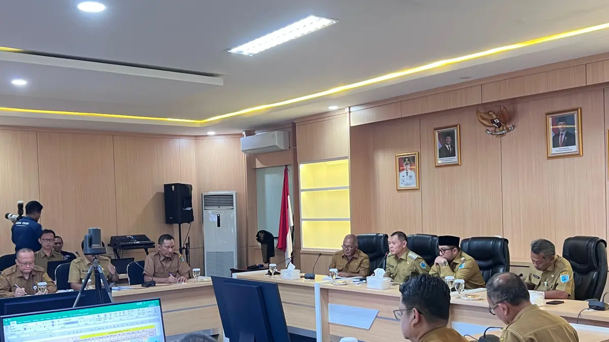 MATANGKAN: Bupati Paser dr Fahmi Fadli memimpin rapat persiapan pelaksanaan Porprov 2026 di Paser, Selasa (7/4).&nbsp;