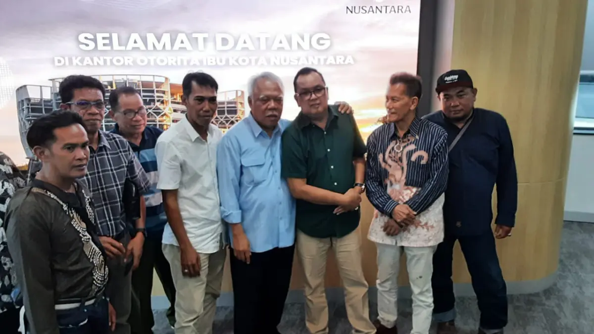 Pak Bas (empat kanan) bersama anggota Poktan Usaha Baru, Karya Merdeka, Kutai Kartanegara.(ist/kp)