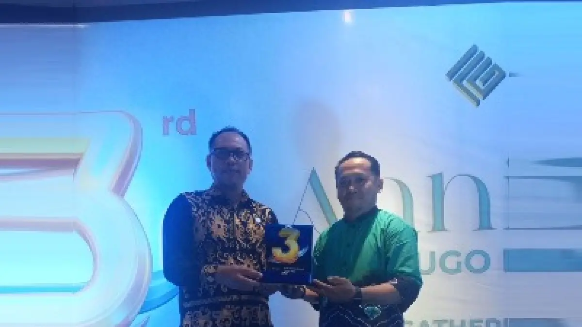 Perwakilan Kaltim Post, Khairul (kanan), menerima penghargaan Media Support Terbaik dari FUGO Hotel Samarinda, 