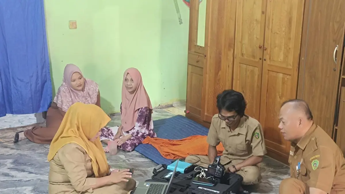 Petugas Disdukcapil PPU melakukan perekaman e-KTP secara jemput bola di rumah salah seorang lansia di Desa Sesulu, Kecamatan Waru.
