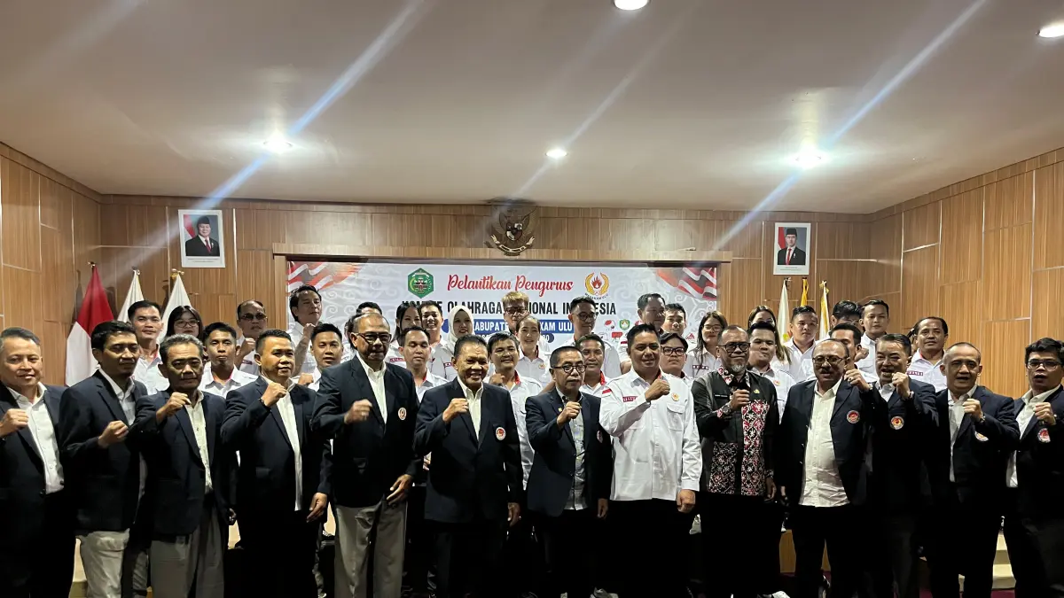Plt Kepala Disporapar Mahakam Ulu, Irawan Sanjaya, mewakili bupati dalam pelantikan pengurus KONI Mahulu di Samarinda, Selasa (7/4) malam. (NASYA/KP)