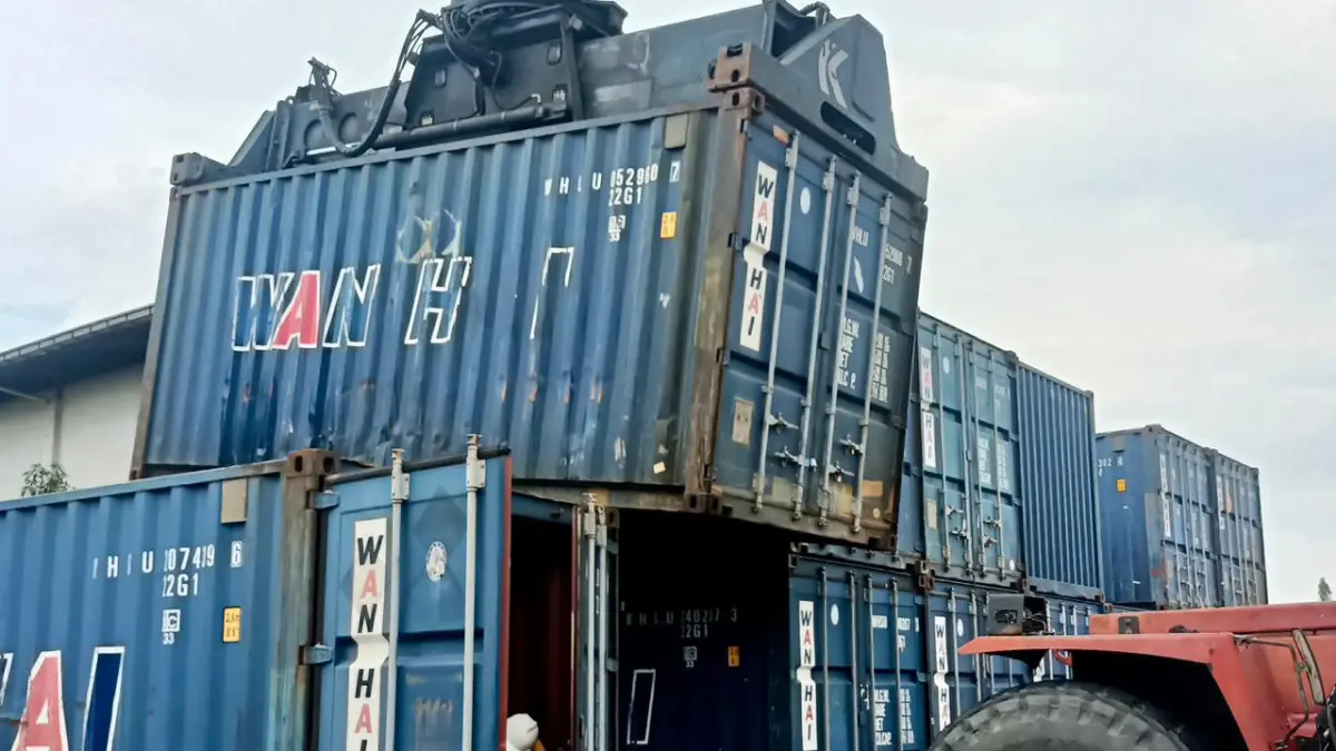 TEKANAN: Mulai impor barang konsumsi, bahan baku, maupun barang modal kompak turun pada Februari. (RORO/KP)
