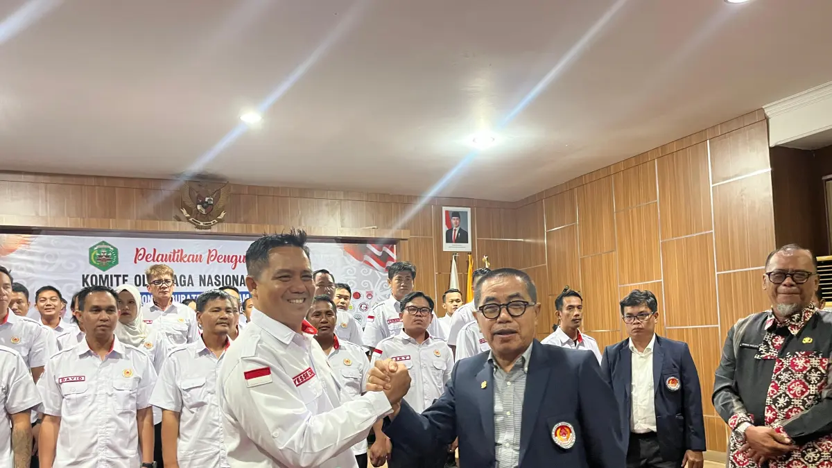 WEJANGAN KETUA UMUM: Ketua Umum KONI Kaltim, Rusdiansyah Aras (kanan), setelah melantik segenap pengurus KONI Mahakam Ulu periode 2026–2030 di Ruang Rapat KONI Kaltim, Samarinda, Selasa (7/4) malam. (NASYA/KP)