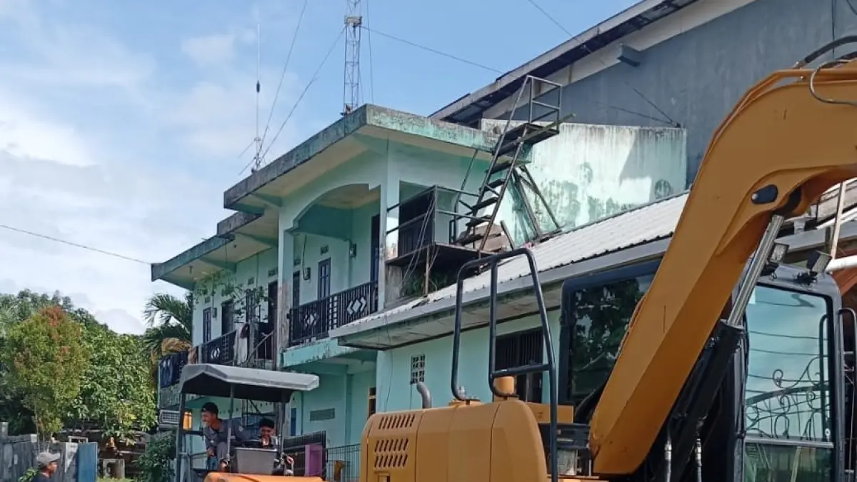 Aksi gotong royong diperlihatkan warga RT 52, LPM, dan perusahaan melalui CSR dalam penambalan lubang-lubang di sepanjang Jalan Sangga Buana.