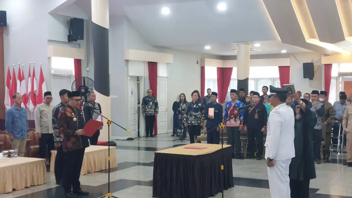 AMANAH PEMERINTAHAN: Bupati Kutai Kartanegara, Aulia Rahman Basri, saat mengambil sumpah jabatan Pj Kepala Desa Jonggon Desa dan sejumlah anggota Badan Permusyawaratan Desa (BPD) antar waktu di Pendopo Odah Etam, Kamis (9/4/2026).