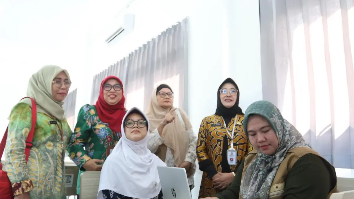 CEK LANGSUNG: Asisten III Setdakot Balikpapan, Andi Sri Juliarty (batik coklat) meninjau langsung kegiatan skrining pendengaran nasional bagi siswa di SMP 27 Balikpapan.