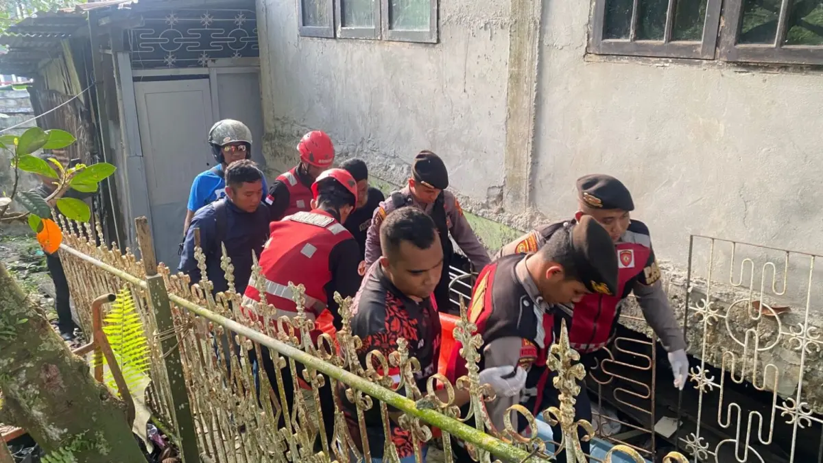 EVAKUASI: Tim INAFIS Polresta Balikpapan bersama relawan saat mengevakuasi jenazah YS (30) di kawasan Jalan Pupuk Barat, Kelurahan Damai, Balikpapan Kota.