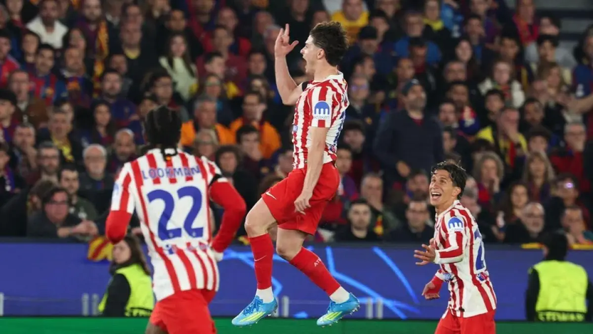 Julian Alvarez (tengah) berselebrasi usai memberi keunggulan bagi Atletico Madrid. (Foto: AFP)
