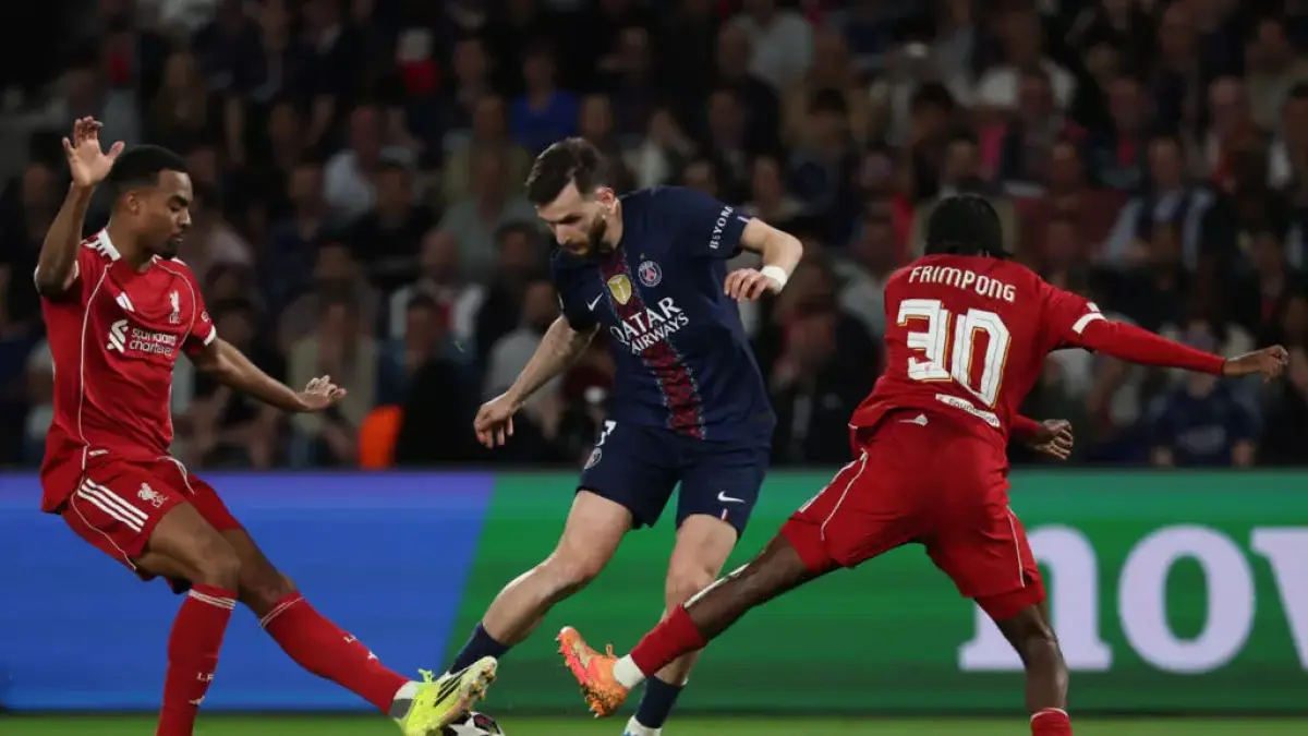 Khvicha Kvaratskhelia (tengah), pencetak gol kedua Paris Saint-Germain melawan Liverpool (2-0) di leg pertama perempat final Liga Champions, 8 April 2026 di Parc des Princes. (Foto: Anne-Christine Poujoulat/AFP)